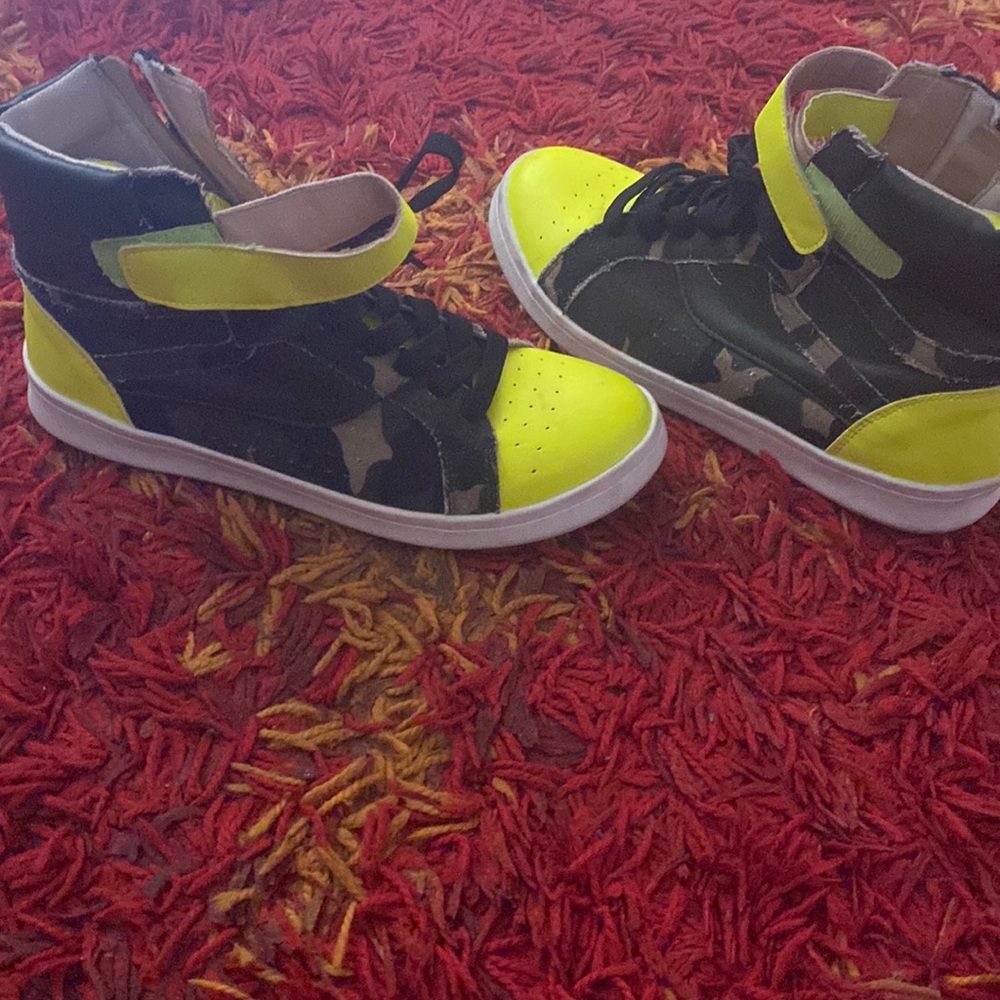 These are a color green and a brown like color a size 9 in woman’s